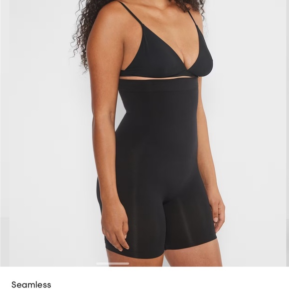 NWT Aritzia Seamless ShapeEnhance Highwaisted Shorts - Picture 2 of 7